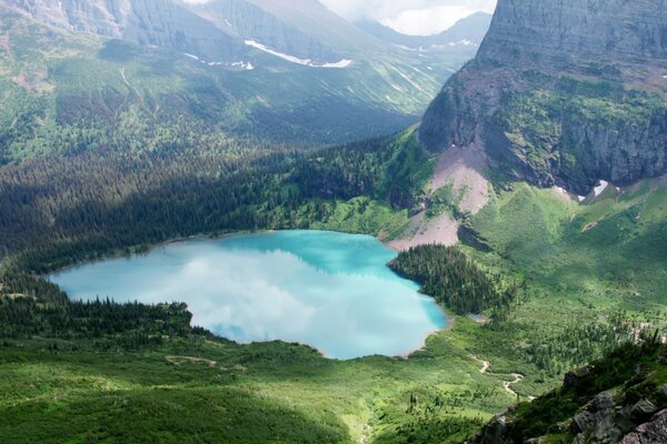 Lac d Azur au pied de la montagne