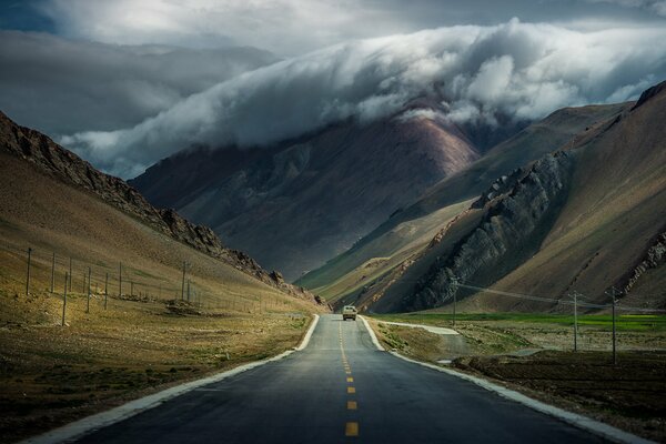 Montagnes tibétaines près de la route sous les nuages