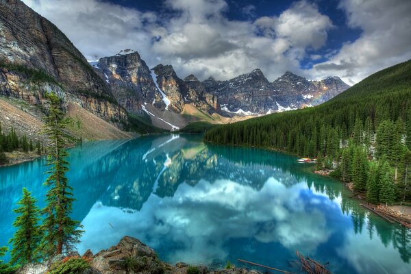 Suave reflejo azul en el lago