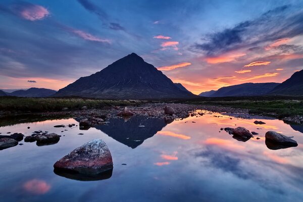 In Schottland gibt es einen schönen Sonnenuntergang und Wolken