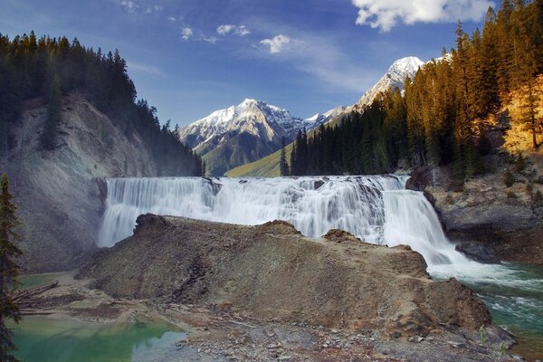 Hermosa cascada de las montañas interju en Colombia