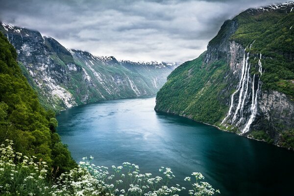 Geirangerfjorden en Noruega. Río y montañas
