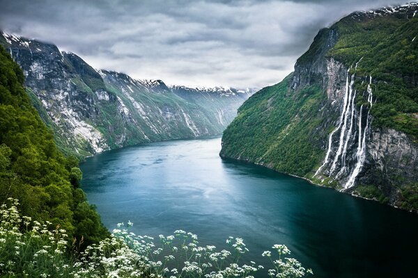 Geirangerfjorden en Norvège. Rivière et montagnes