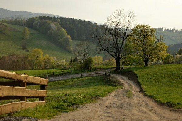 Ein Dorfpfad, der in die Berge führt