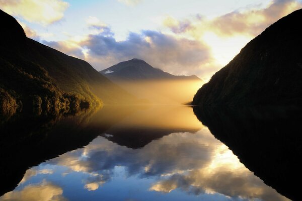 Lago de niebla de nueva Zelanda entre las montañas