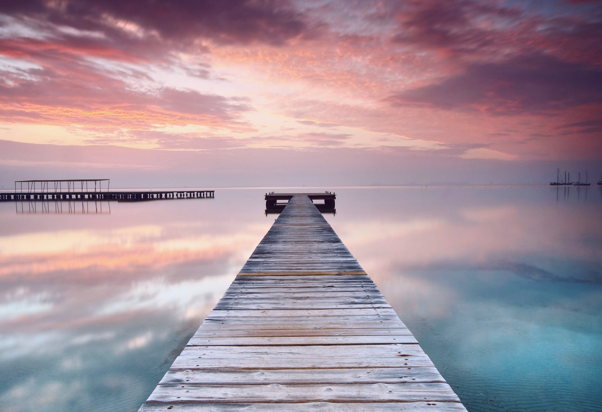 espagne plage mer calme eau surface réflexion en bois pont pont soirée orange rose coucher de soleil ciel nuages