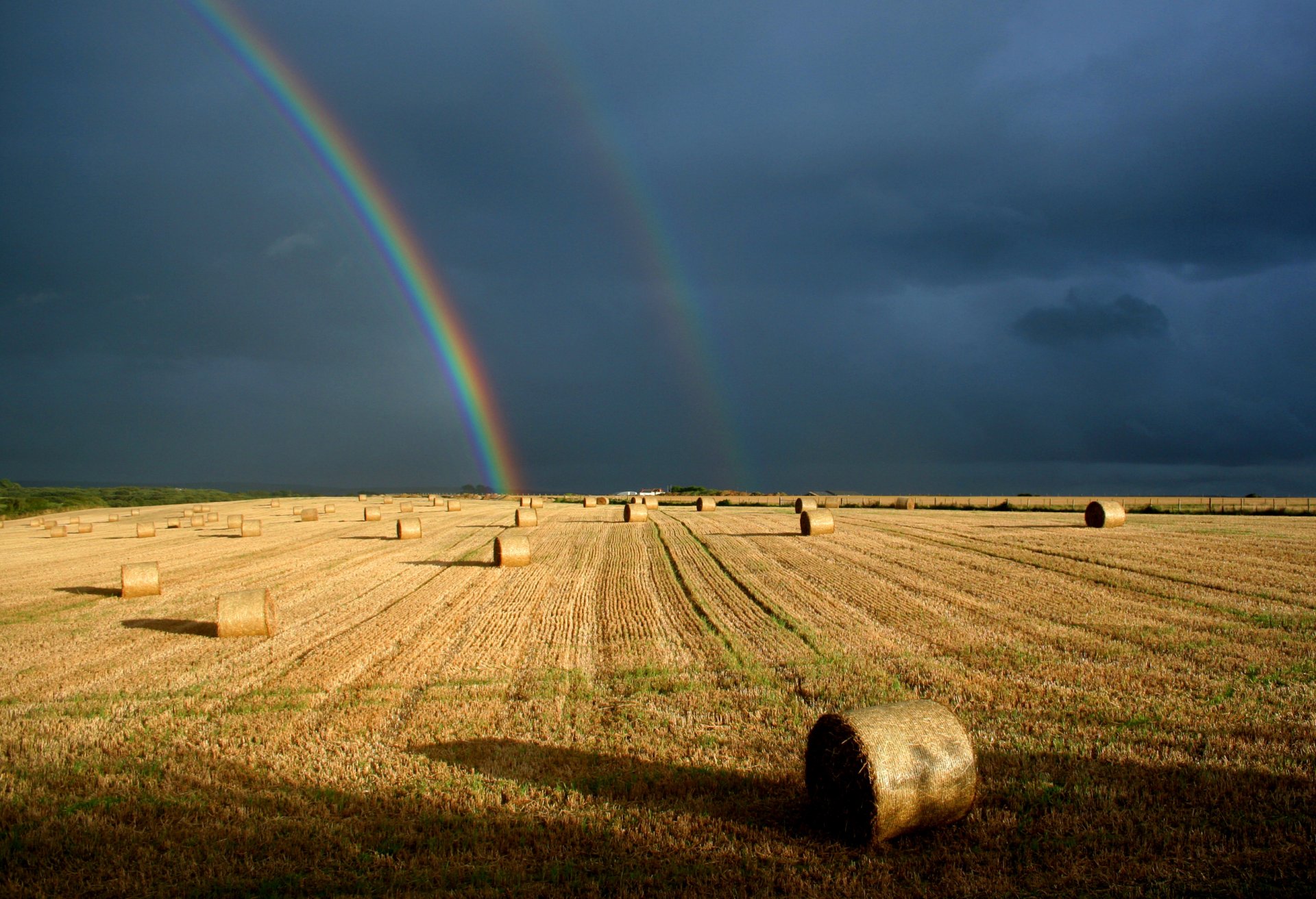 champ rouleaux ciel arc en ciel contraste