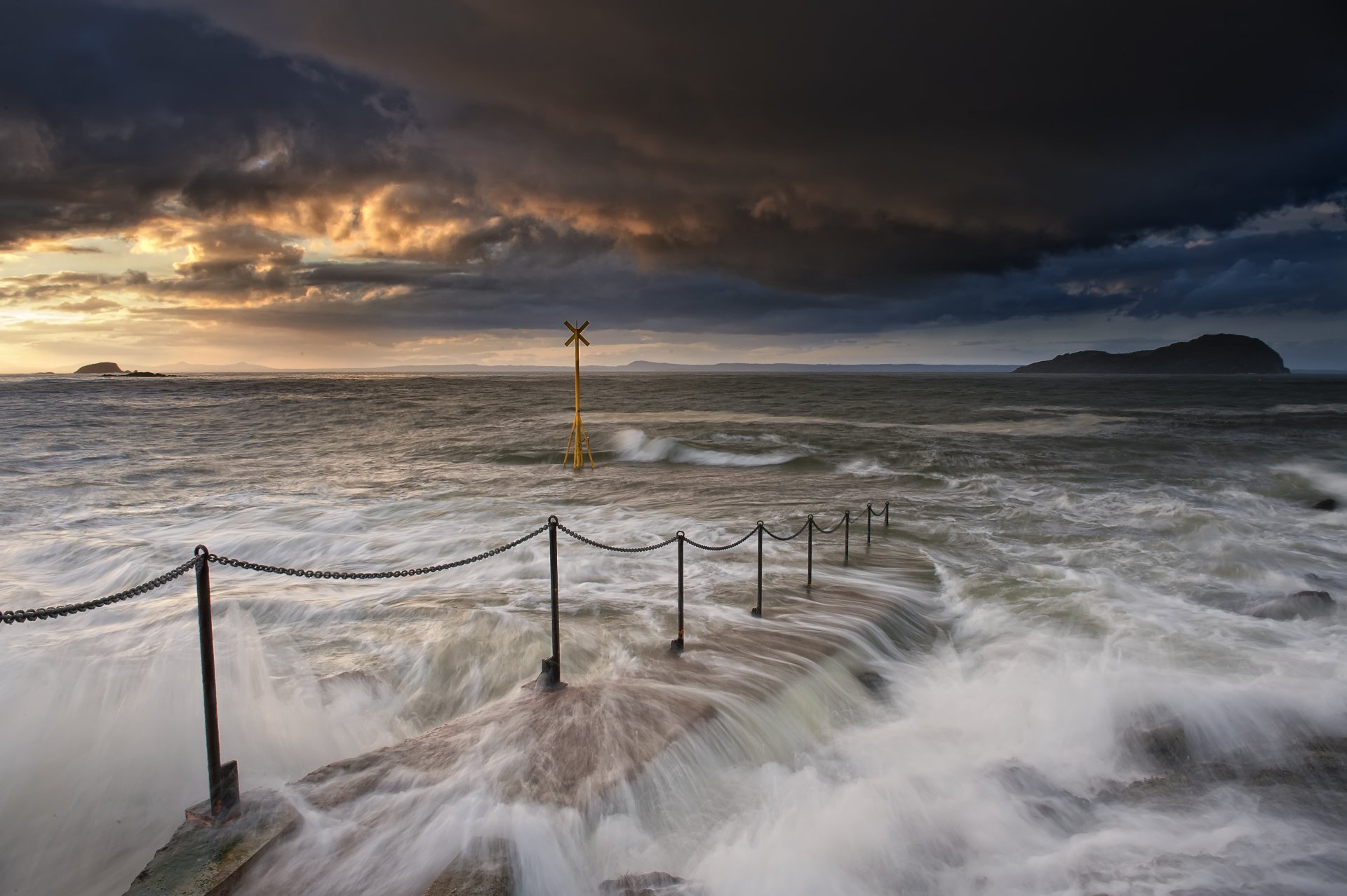 mer océan baie côte surf vagues flux clôture chaînes jetée signe soirée coucher de soleil ciel nuages nuages montagne loin