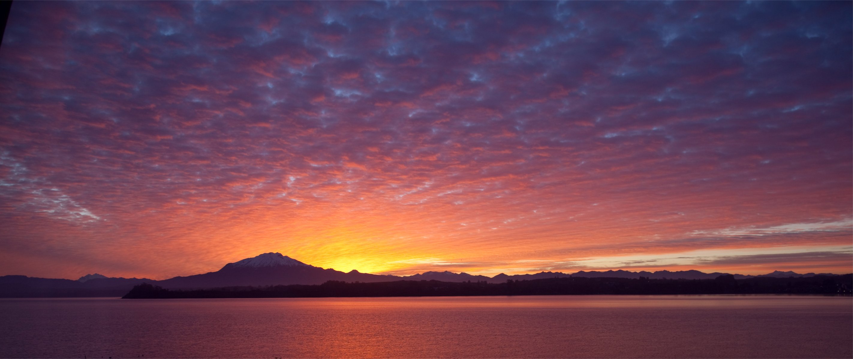 chile puerto varras puerto varas wieczór zachód słońca niebo chmury jezioro góry drzewa brzeg z dala