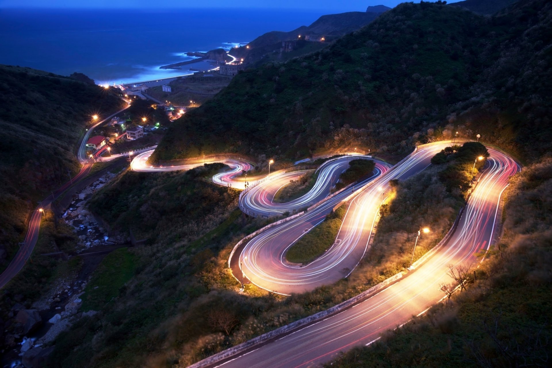 pendiente montaña camino descenso noche luces mar