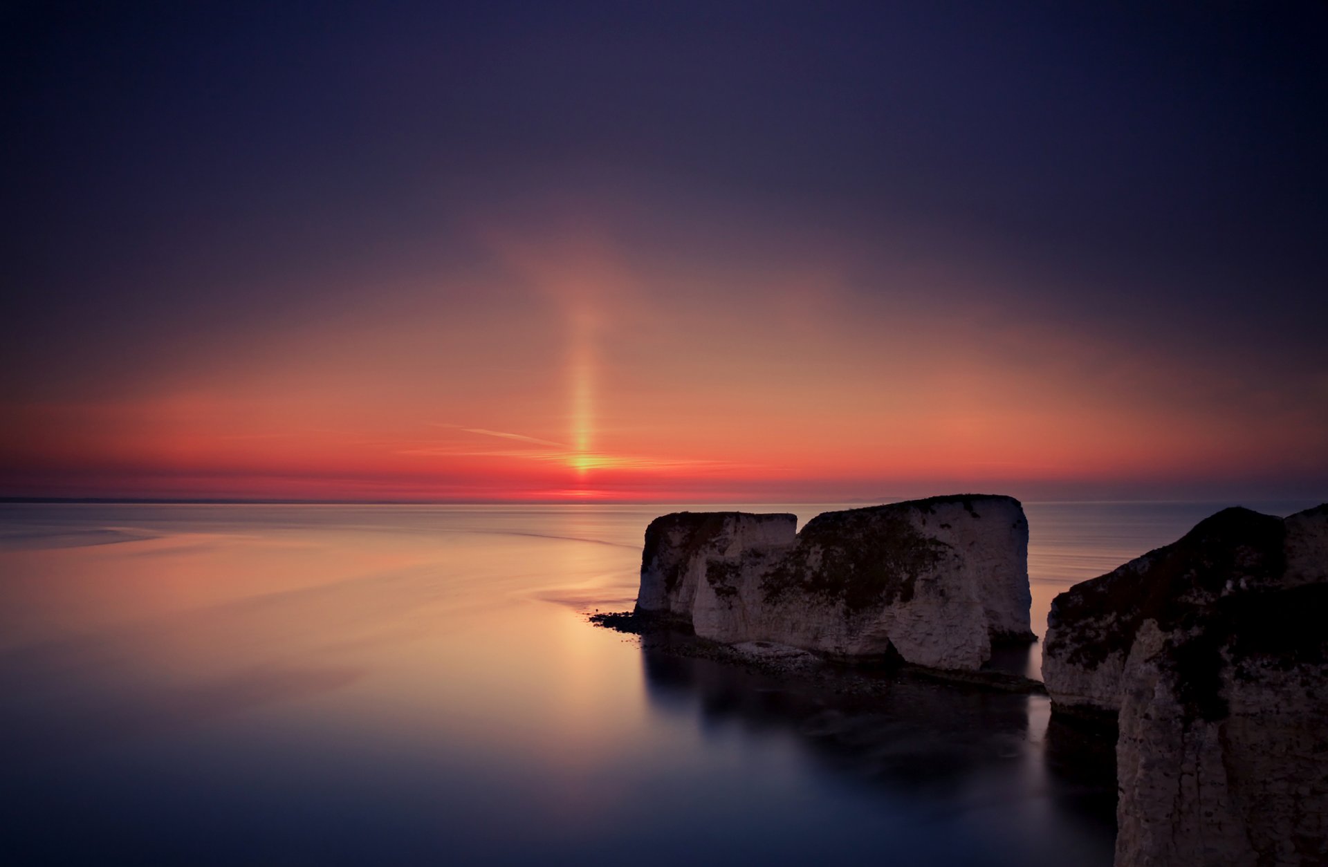 reino unido inglaterra tarde sol puesta de sol montañas costa mar agua superficie calma