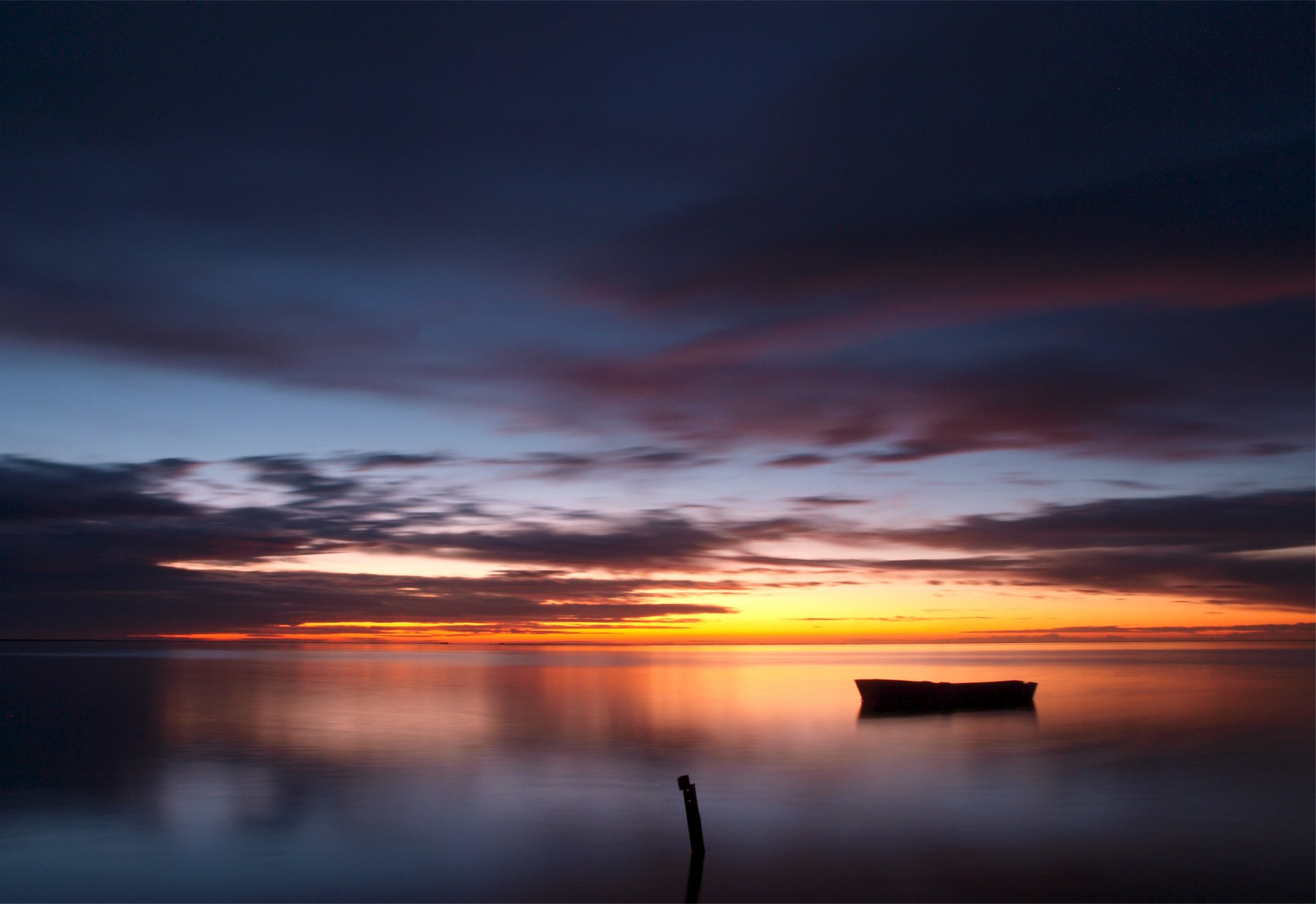 abend sonnenuntergang himmel wolken wolken see wasser oberfläche reflexion boot holz säule