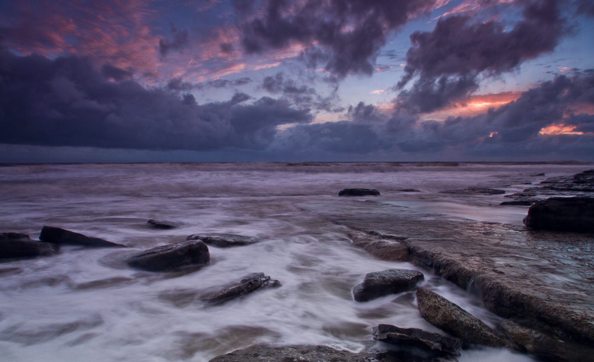 großbritannien wales meer küste steine abend sonnenuntergang himmel wolken wolken