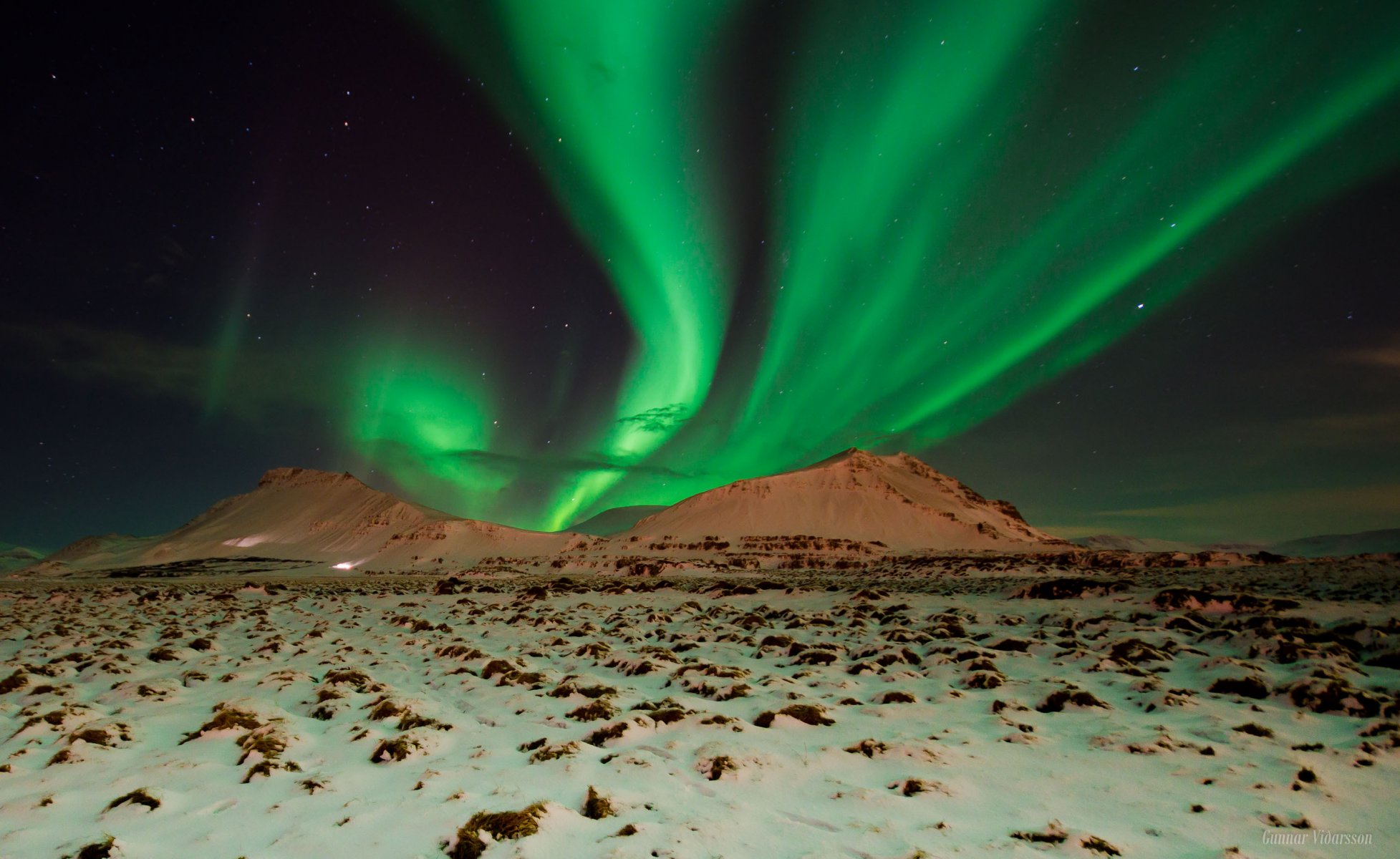 aurores boréales ciel nuit montagnes