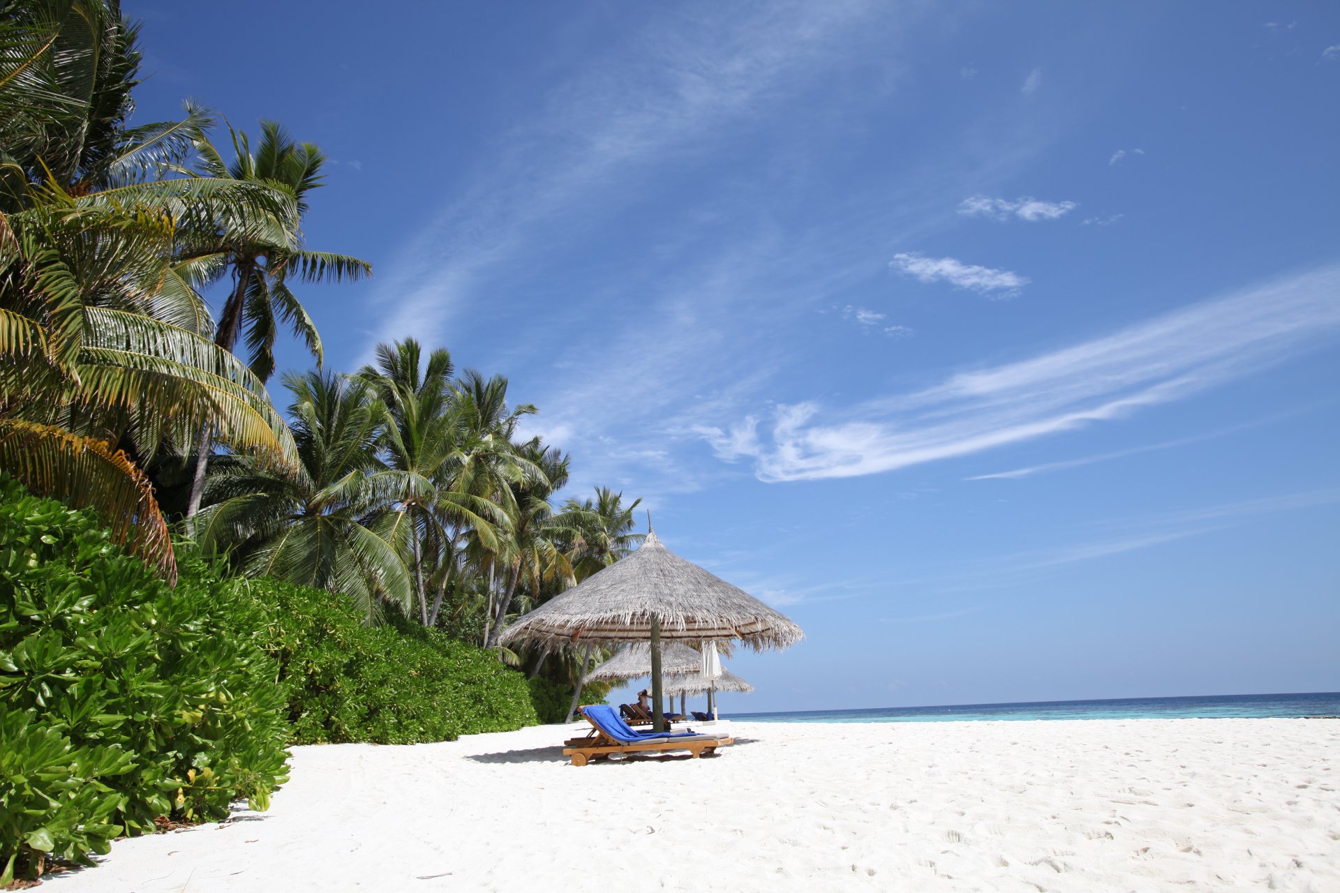 chaise sports white sand the maldives paradise island