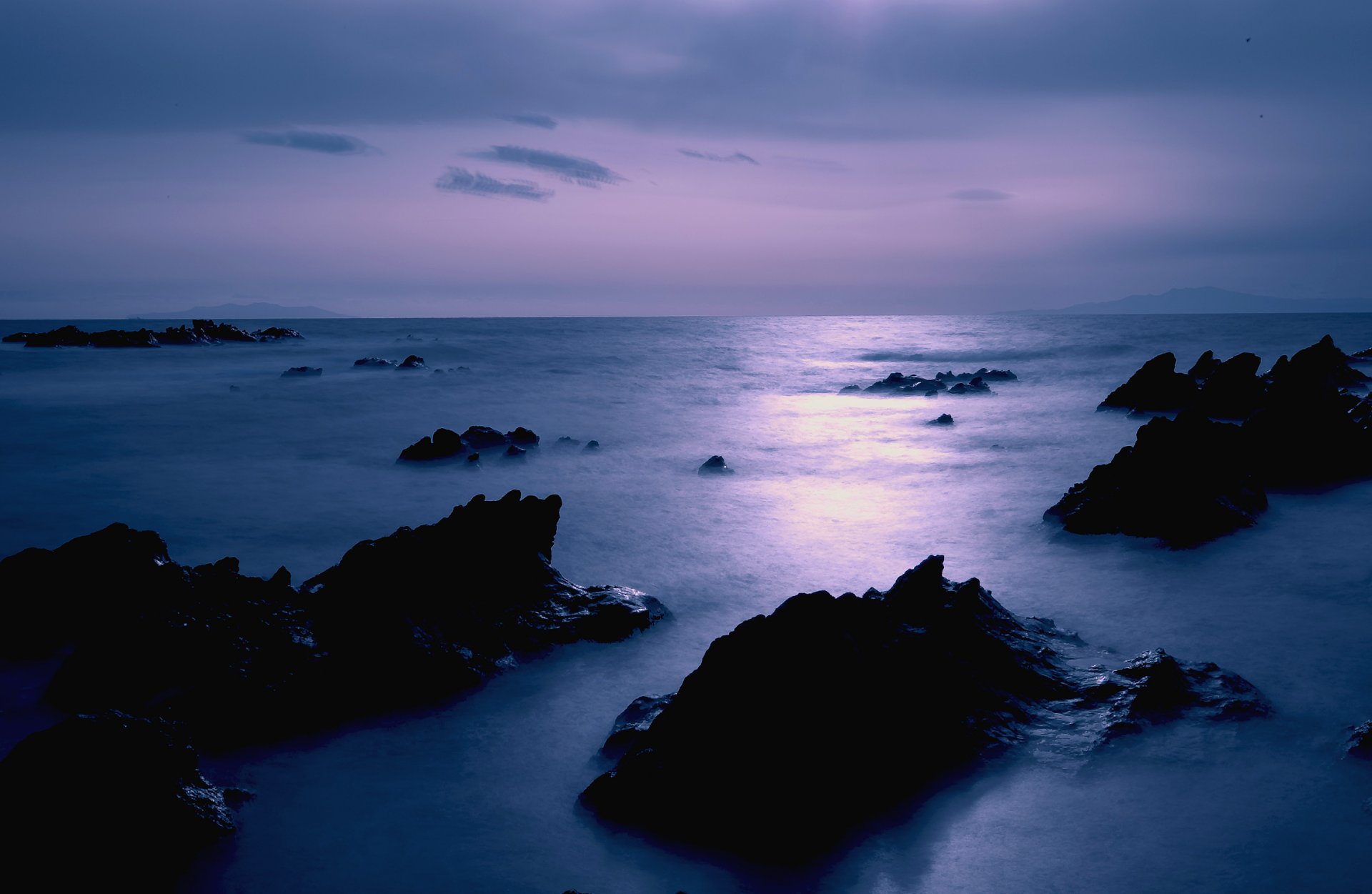 japón mar calma costa piedras lila tarde crepúsculo cielo nubes