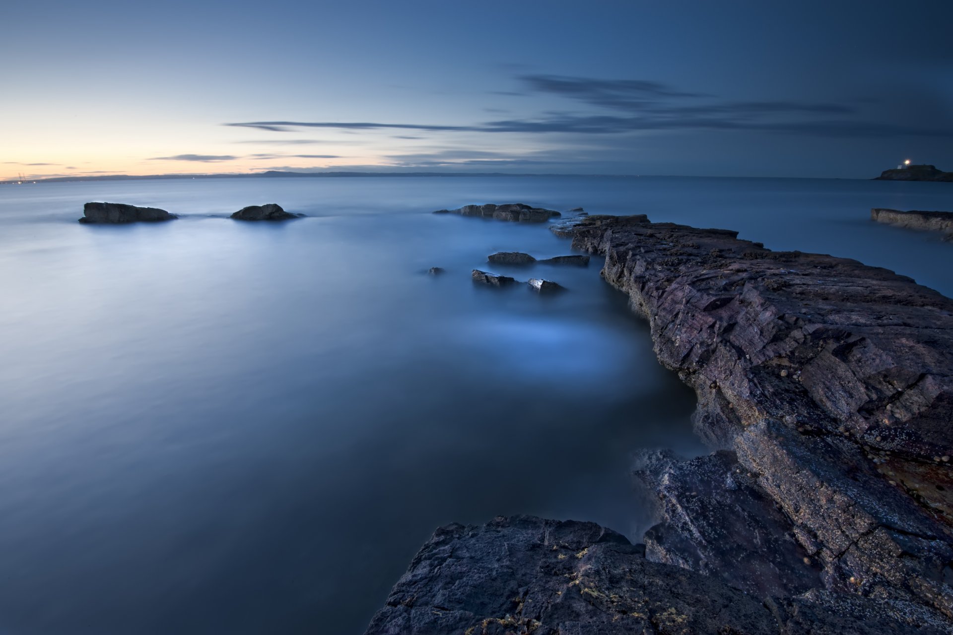 regno unito inghilterra sera tramonto cielo nuvole mare blu calma superficie liscia costa rocciosa