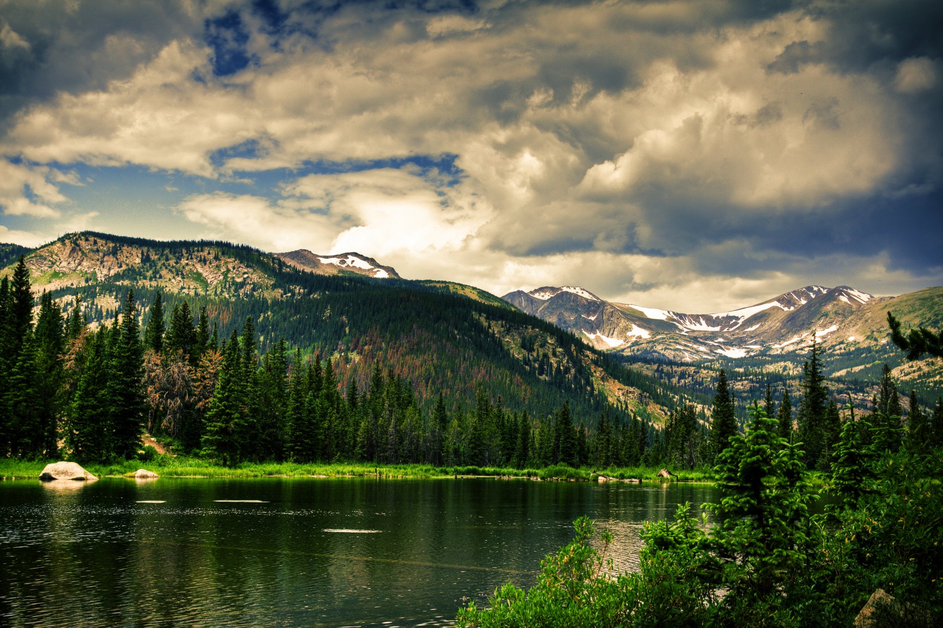 paisaje montañas árboles lago cielo nubes