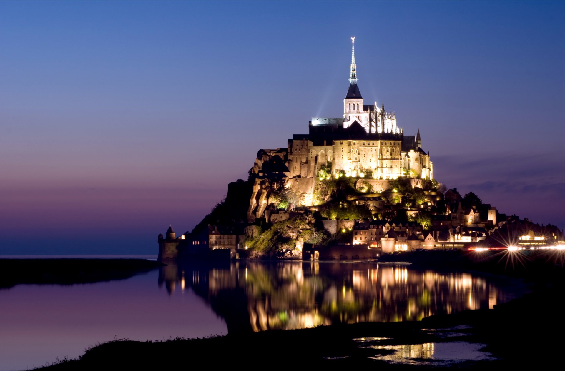 frankreich normandie mont-saint-michel insel schloss mont-saint-michel festung lichter beleuchtung berg des erzengels michael flieder abend blau himmel wasser reflexion