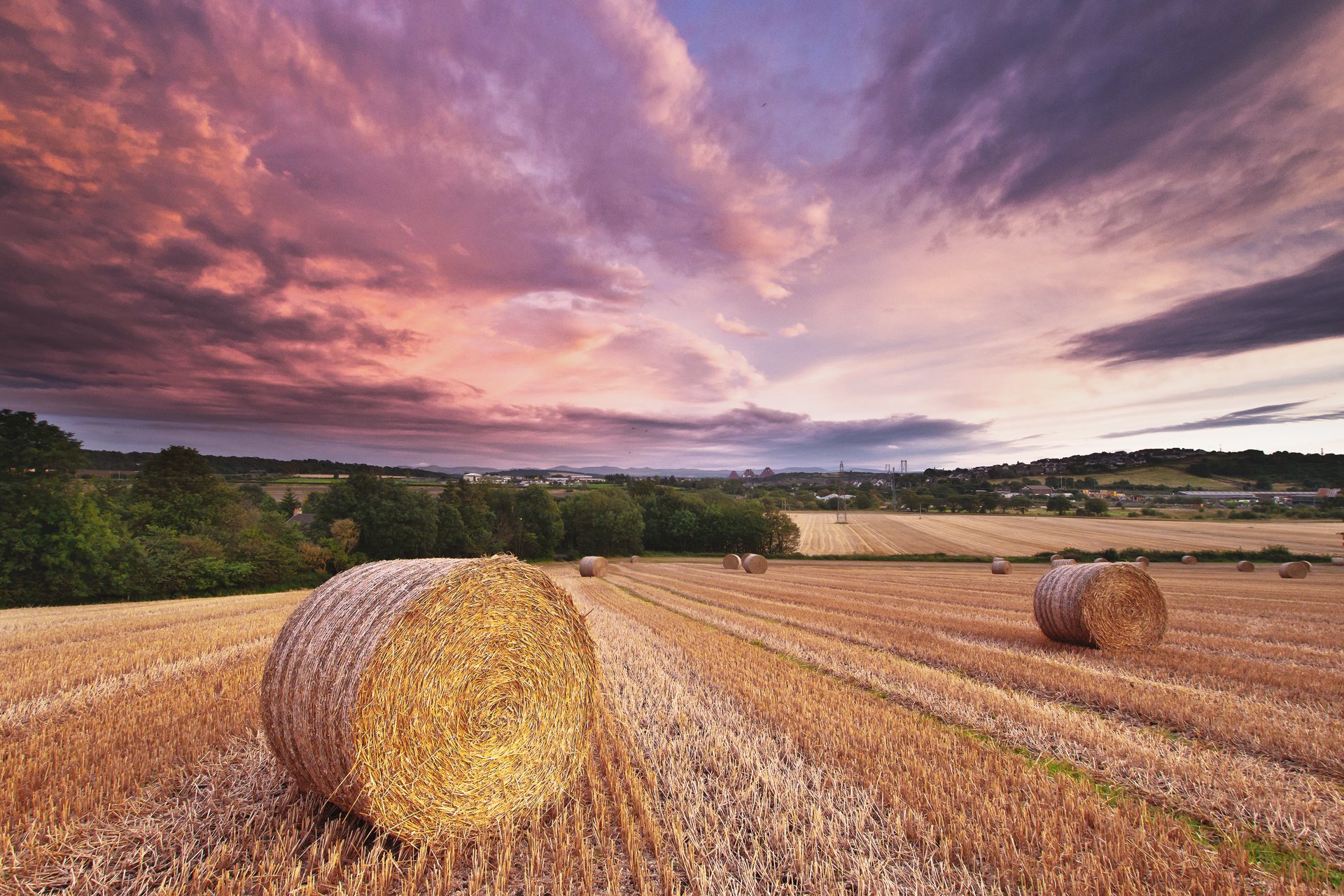 estate campo rotoli fieno paglia cielo nuvole sera