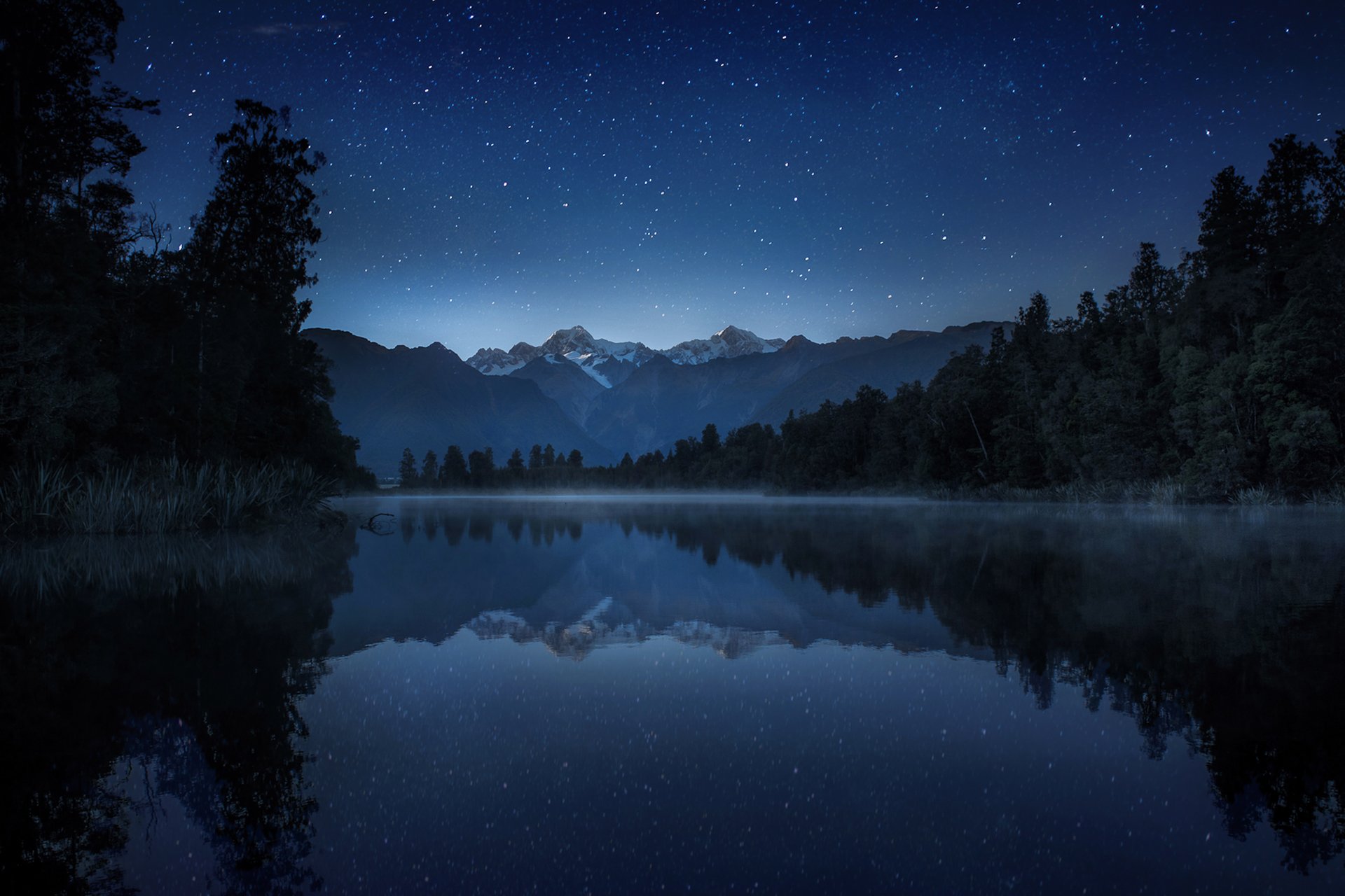 nuit lac montagnes ciel étoiles réflexion brume roseaux arbres nouvelle-zélande lac mathison