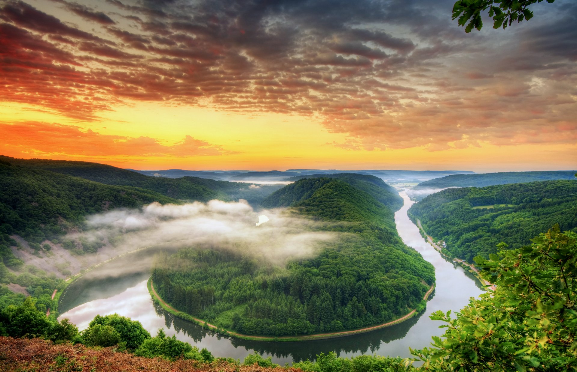 germania fiume curva saarland saarschleife saarschleife sera foresta alberi luminoso arancione tramonto cielo nuvole vista altitudine panorama