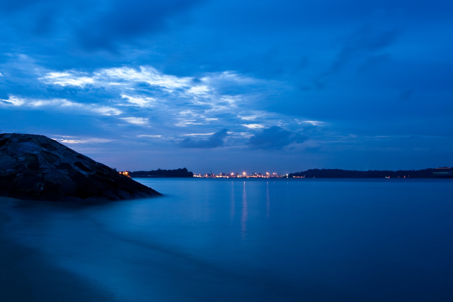 mar océano montaña cielo azul noche crepúsculo ciudad luces lejos