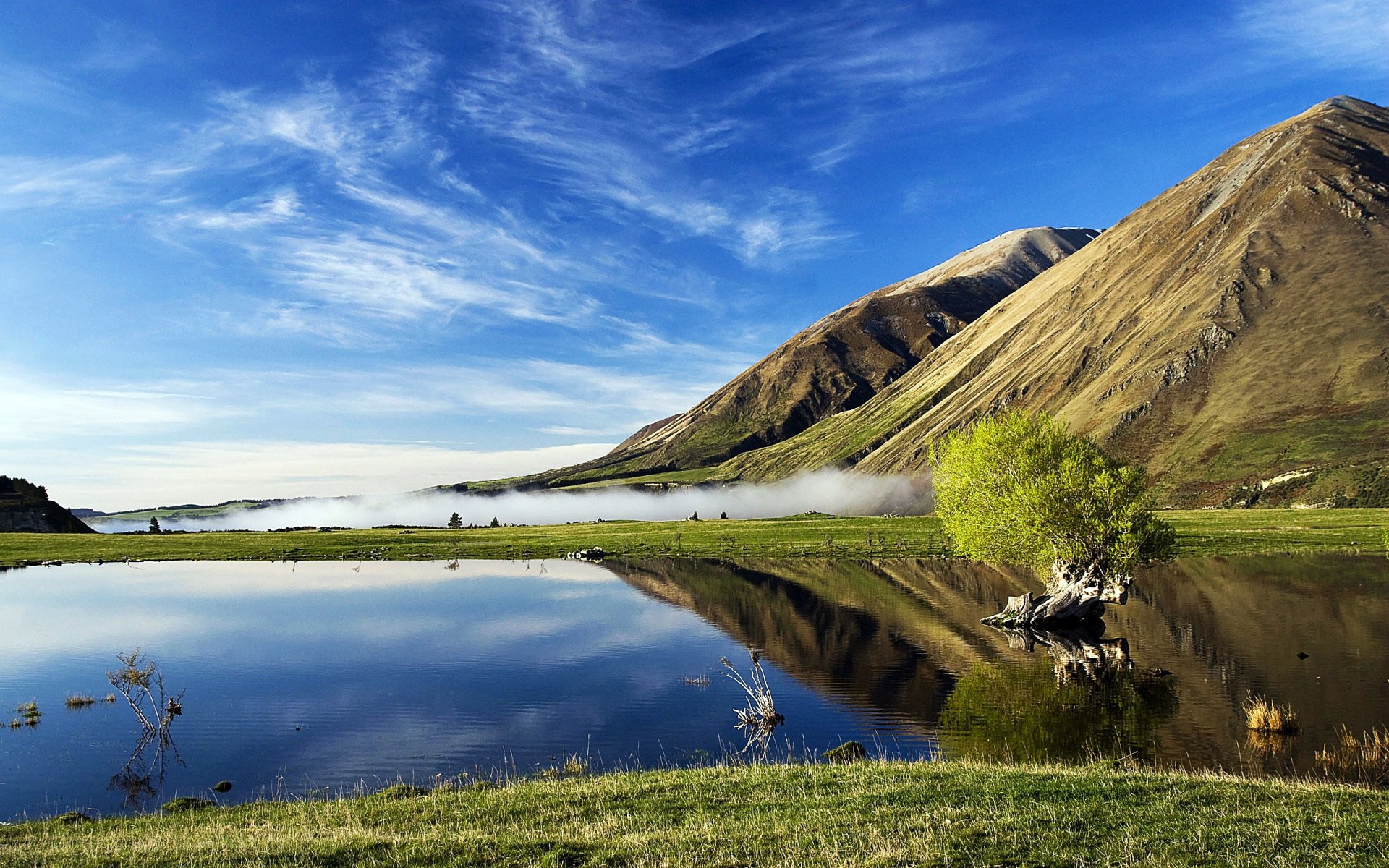 montaña pendiente prado hierba lago cuerpos de agua superficie reflexión primavera naturaleza distancia horizonte cielo nubes