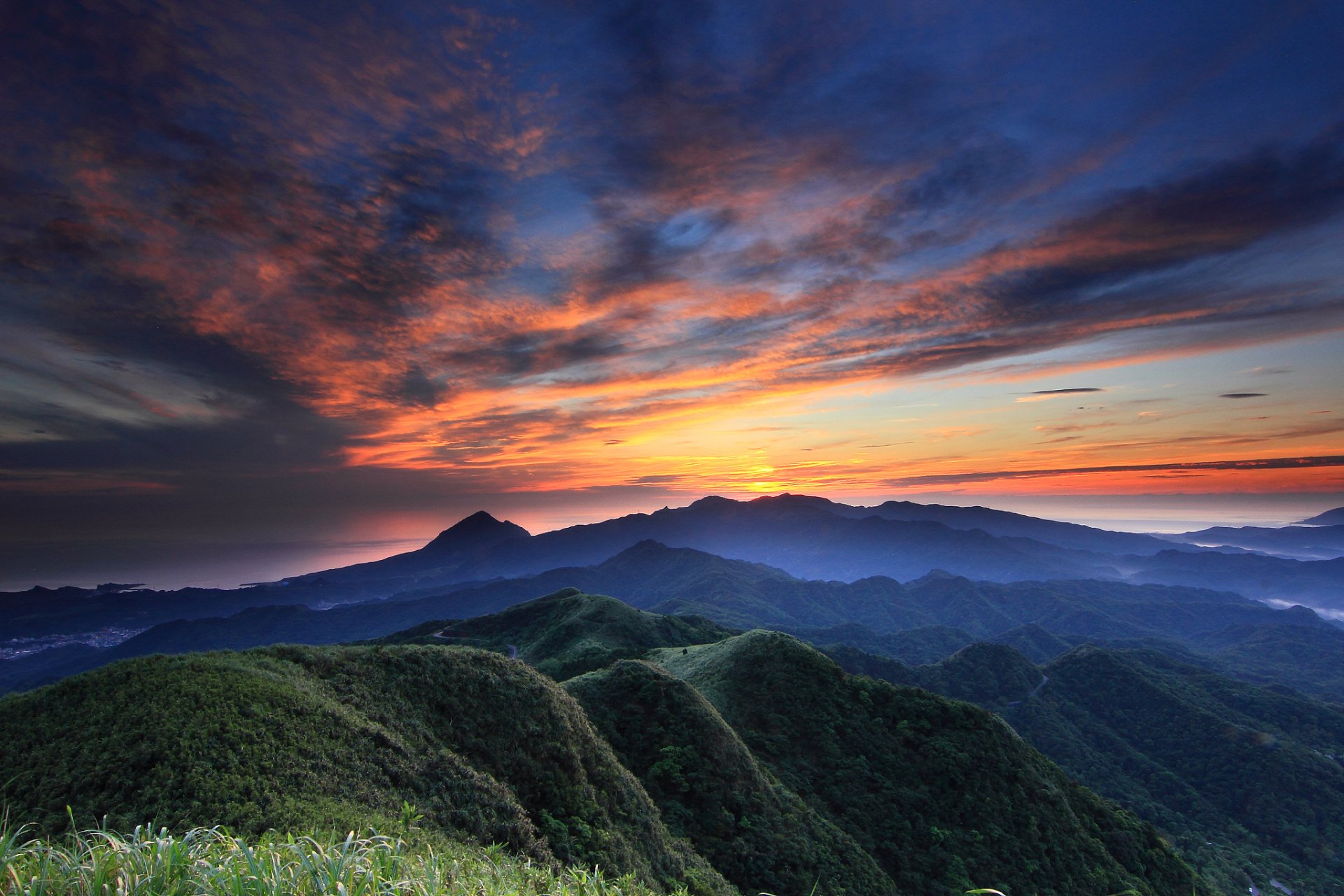 sera arancione tramonto blu cielo nuvole montagne colline foresta foschia vista altitudine panorama natura