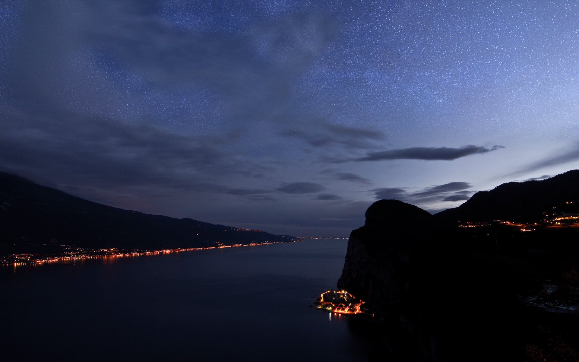 italie lac de garde montagnes alpes soirée côte ville lumières ciel nuages voie lactée