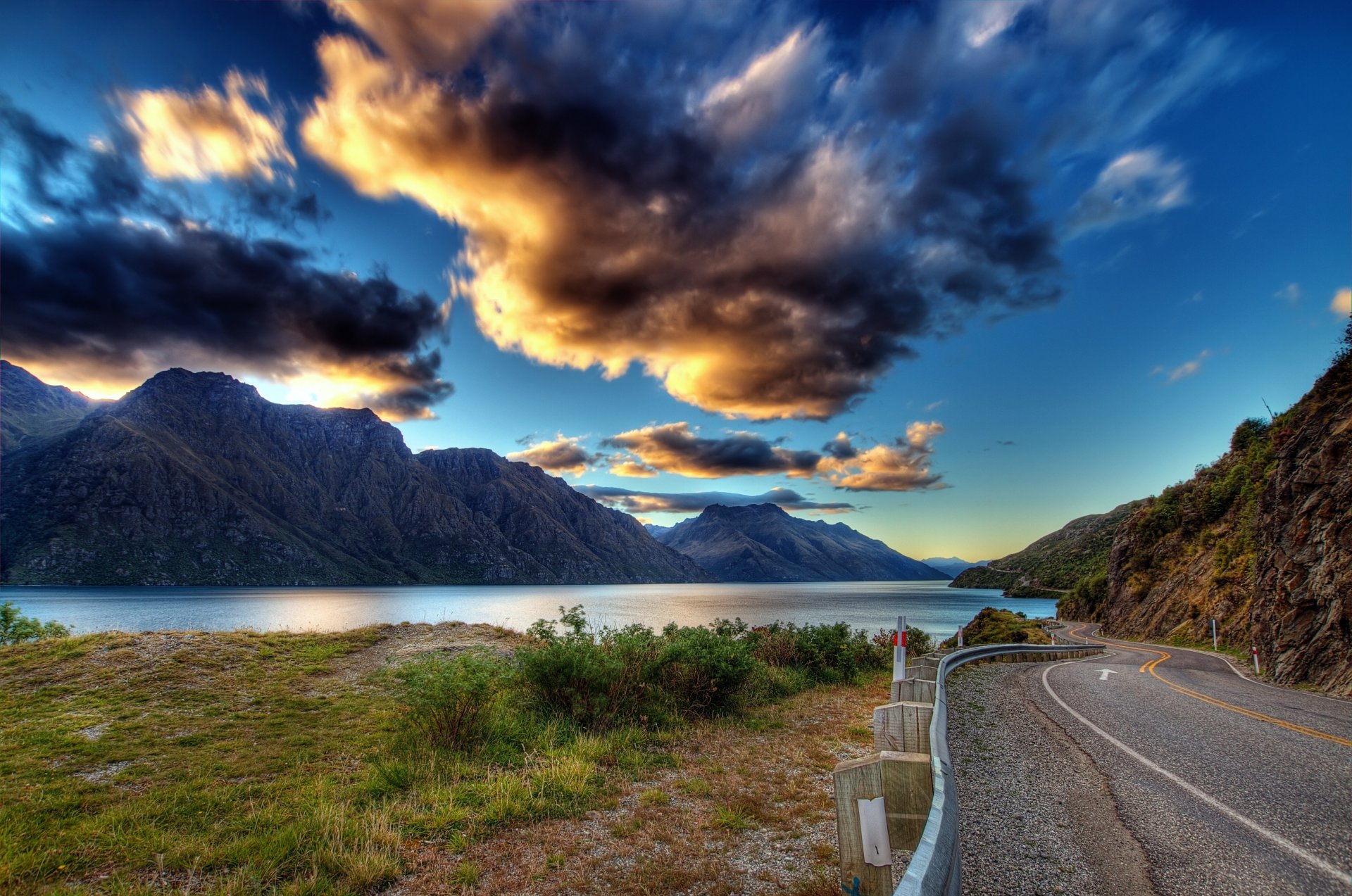 natur landschaft straße berge himmel wolken wolken erde gras grün wasser fluss see