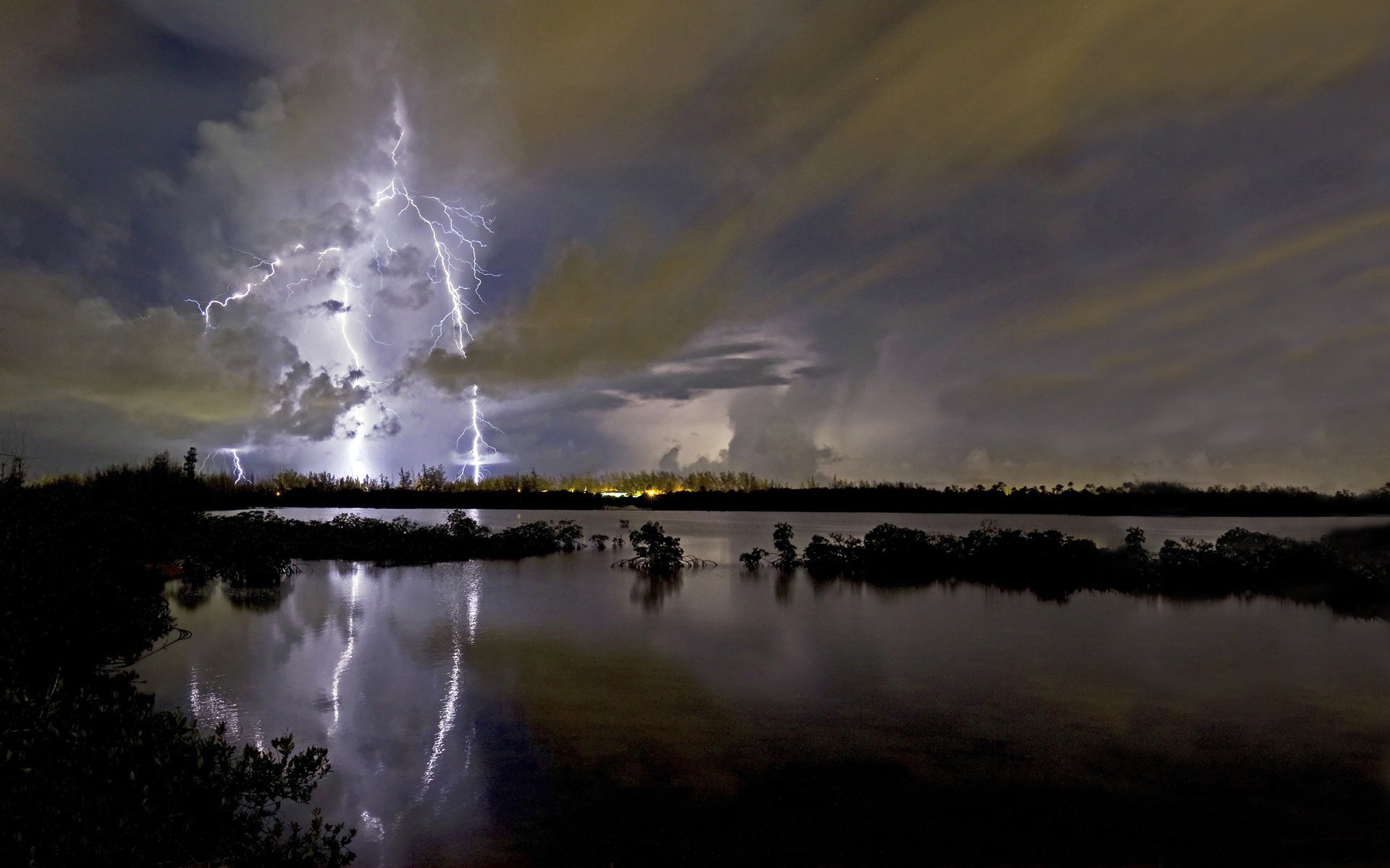 lago notte distanza orizzonte cielo fulmine scarico nuvole nuvole temporale pioggia