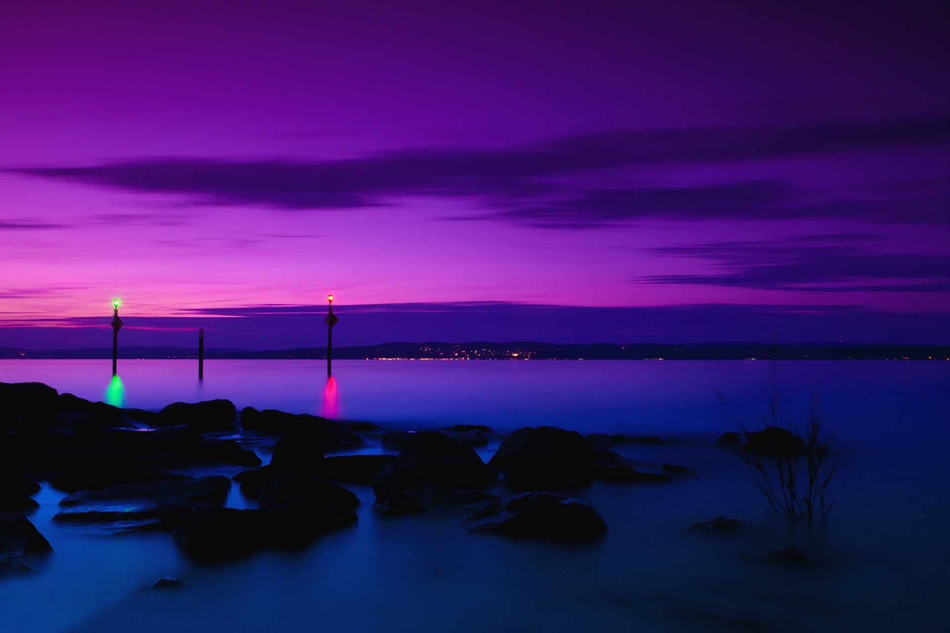 schweiz bodensee nacht lichter reflexion ufer steine flieder lila himmel wolken