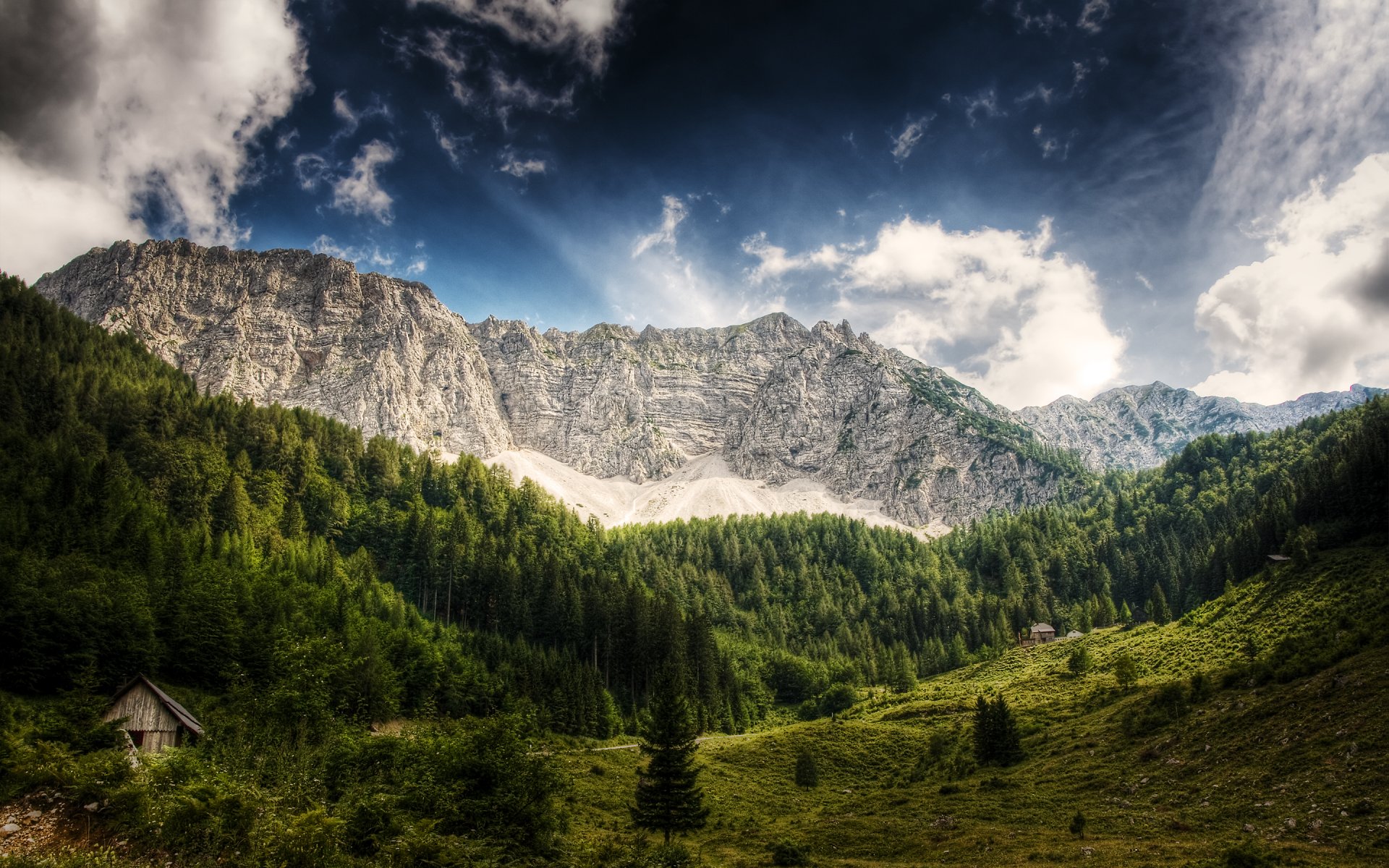 austria góry las drzewa drewniany domek błękitne niebo chmury