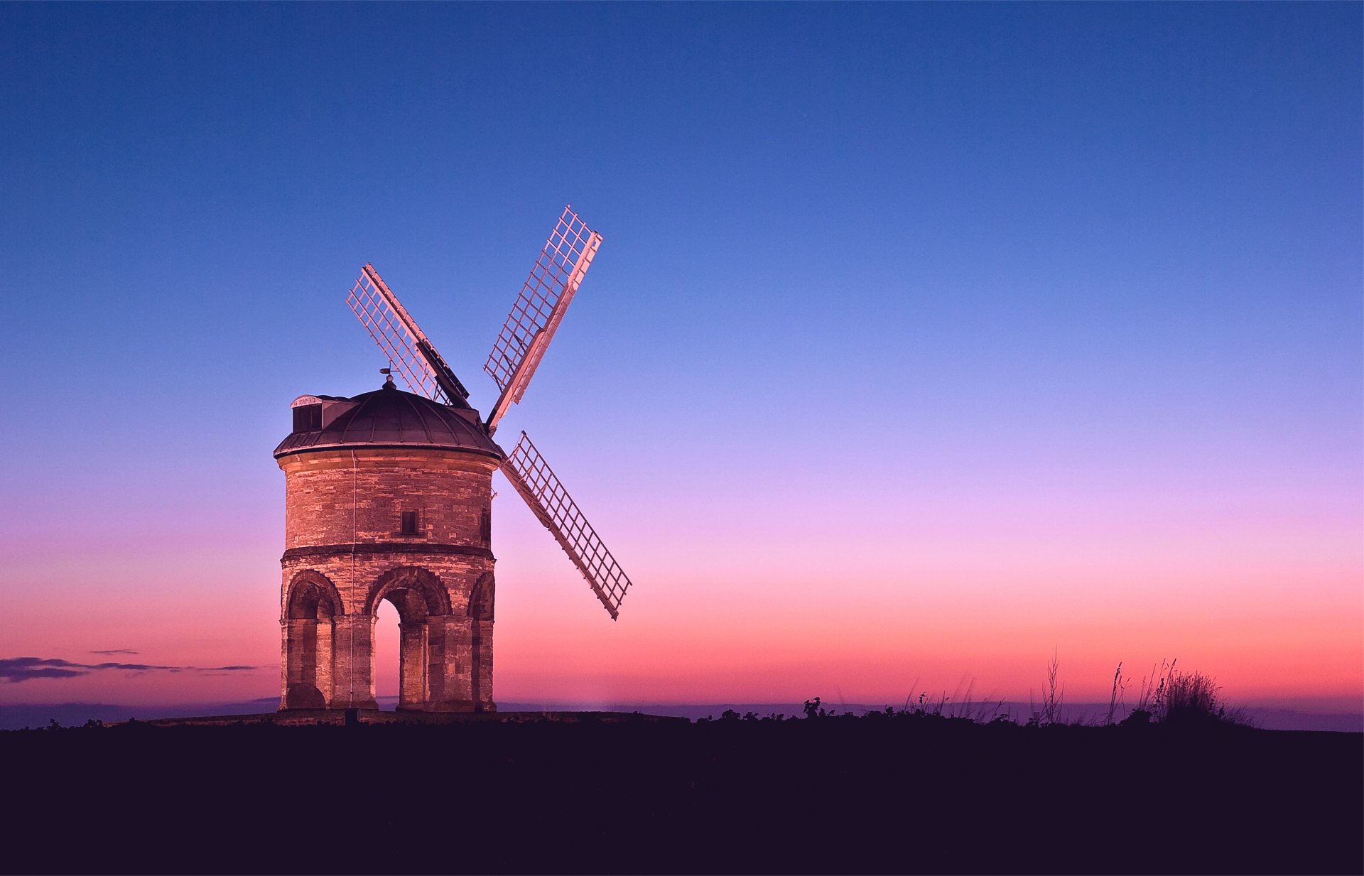 moulin à vent soir orange rose coucher de soleil bleu ciel