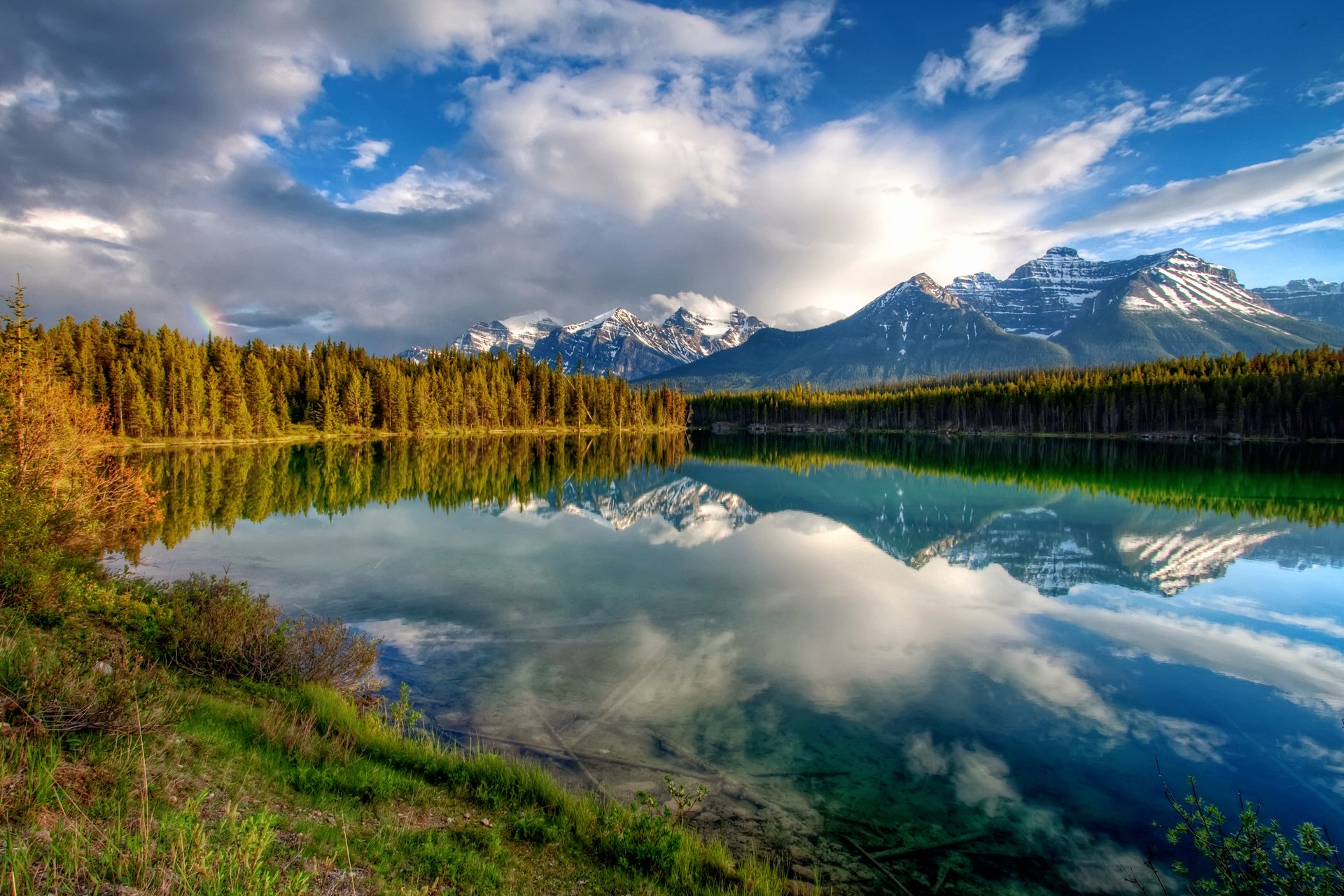 montañas bosque cielo nubes arco iris lago reflexión