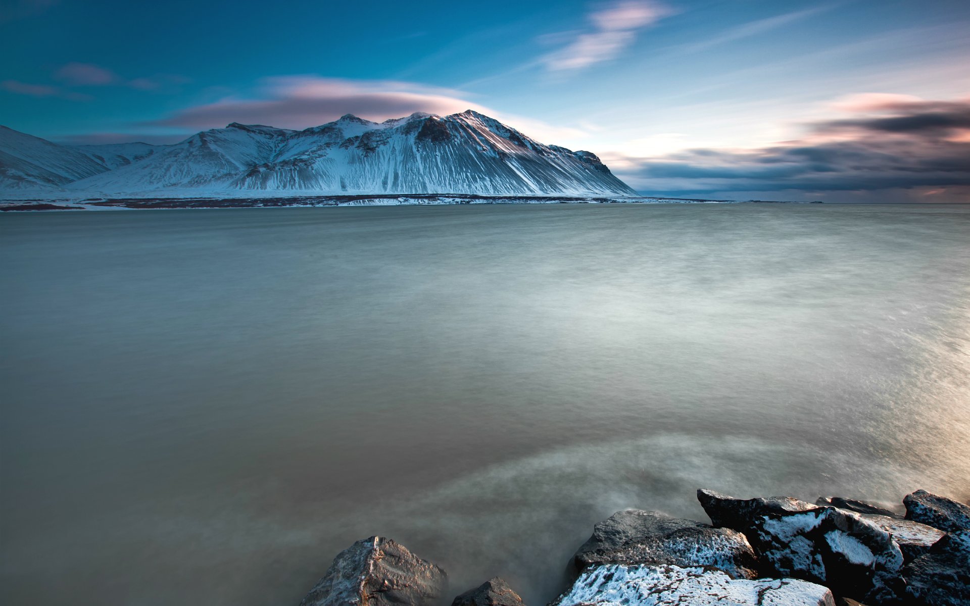 islandia góry śnieg morze ocean wybrzeże kamienie niebieski niebo chmury brzeg niebieski turkusowy