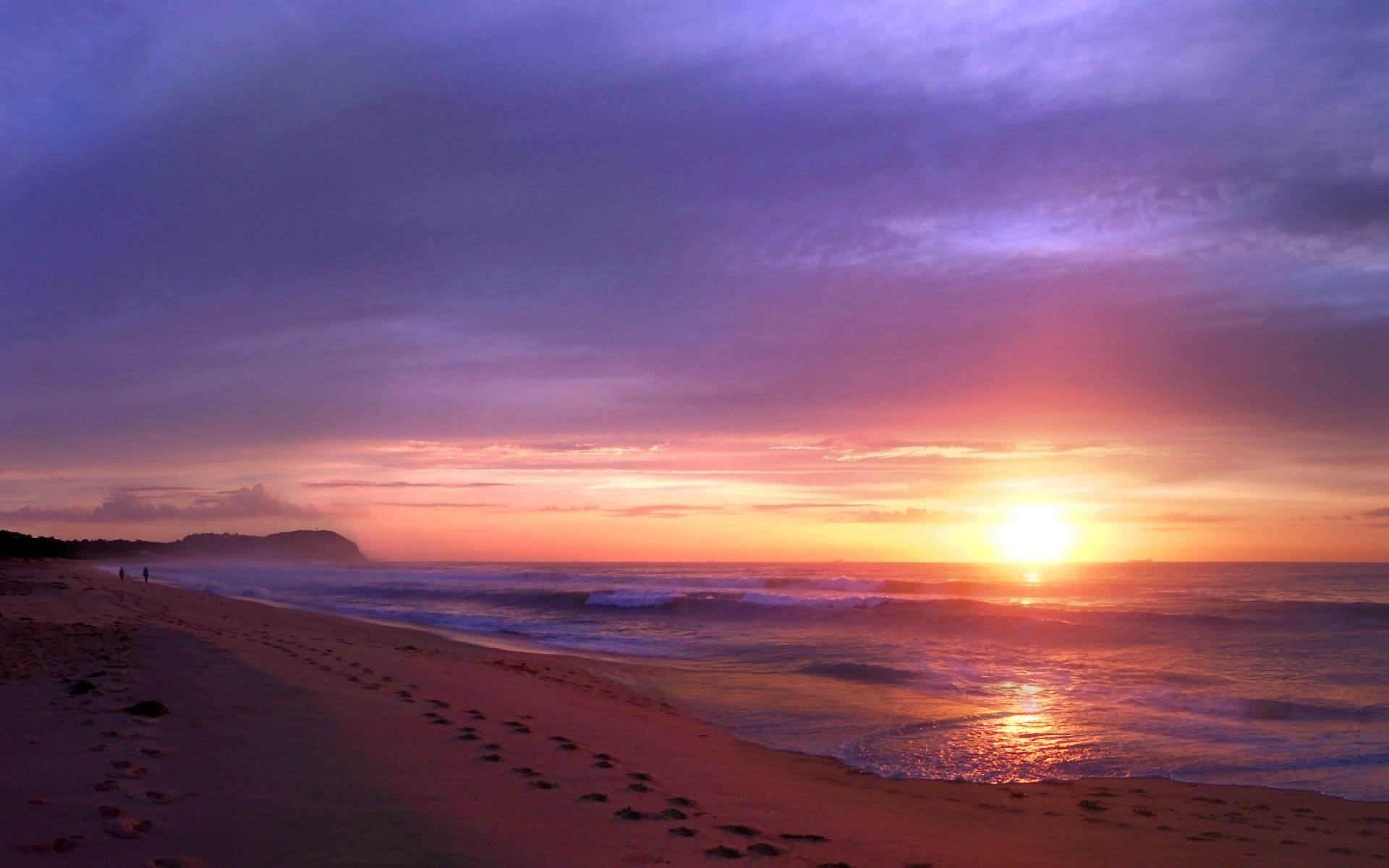 australie soirée plage océan coucher de soleil côte côte surf gens loin deux promenade sable traces soleil ciel nuages