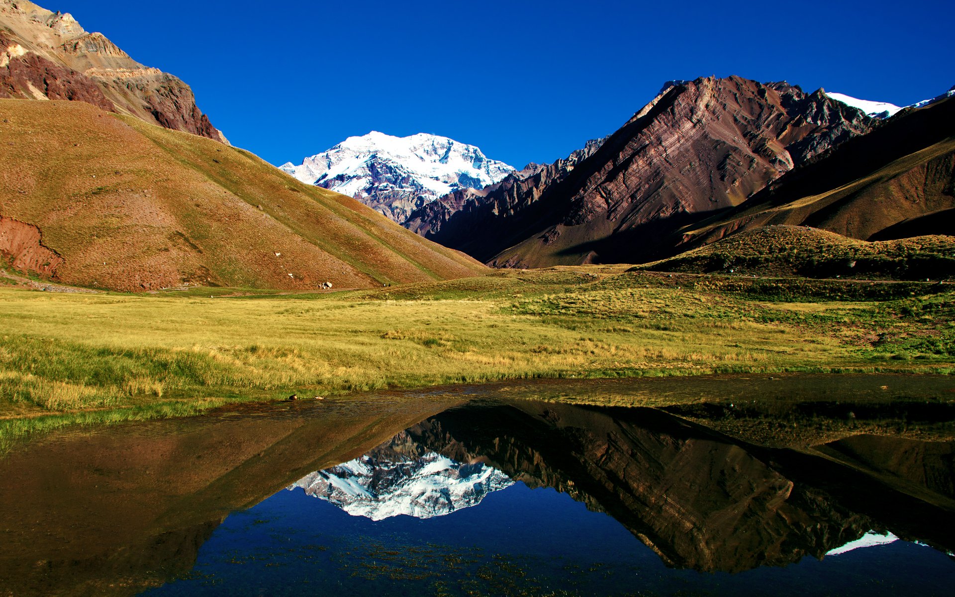 montagnes lac ciel herbe collines réflexion