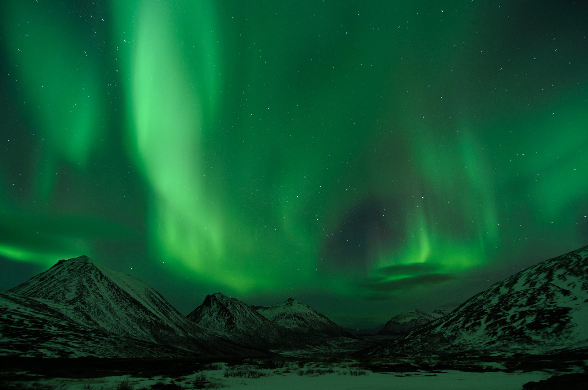 nuit aurores boréales montagnes ciel étoiles