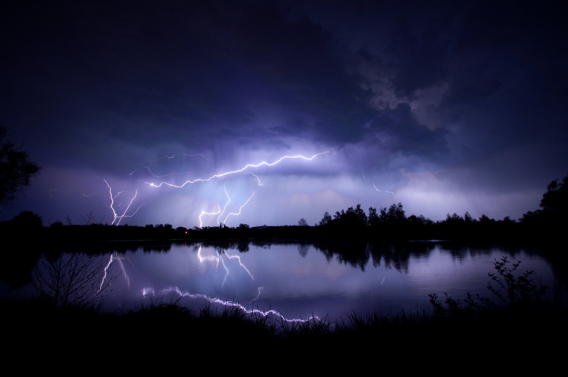 noche cielo nubes relámpagos tormenta lago reflexión