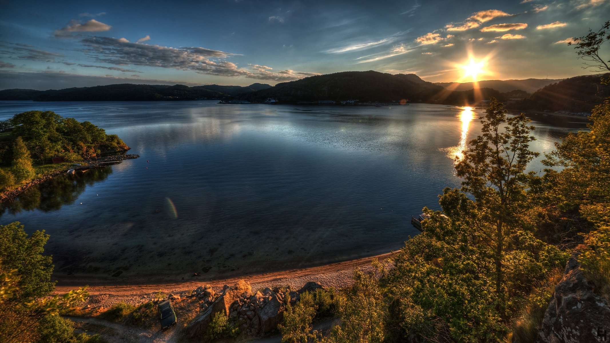 riva acqua barche alberi cielo sole nuvole