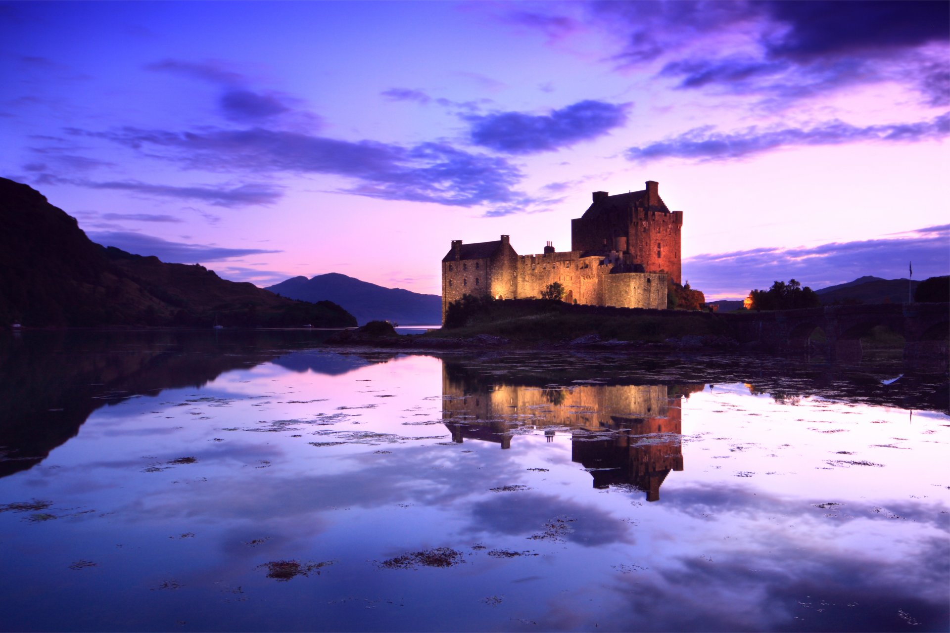 großbritannien schottland schloss festung hintergrundbeleuchtung flieder abend himmel wolken brücke teich wasser reflexion