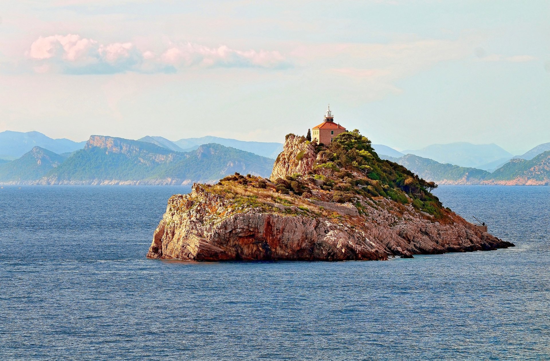 krajobraz natura góry wyspa latarnia morska morze ocean woda niebo chmury