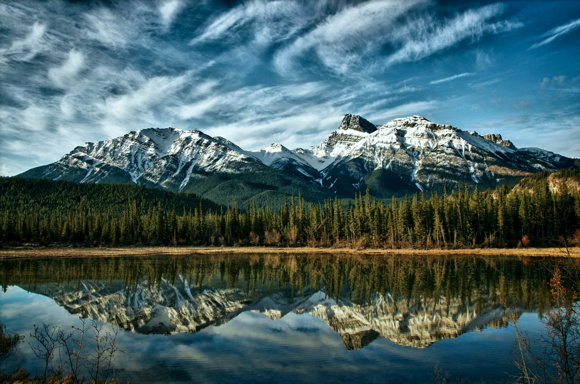 canada alberta montagne blu cielo nuvole foresta alberi lago riflessione natura blu