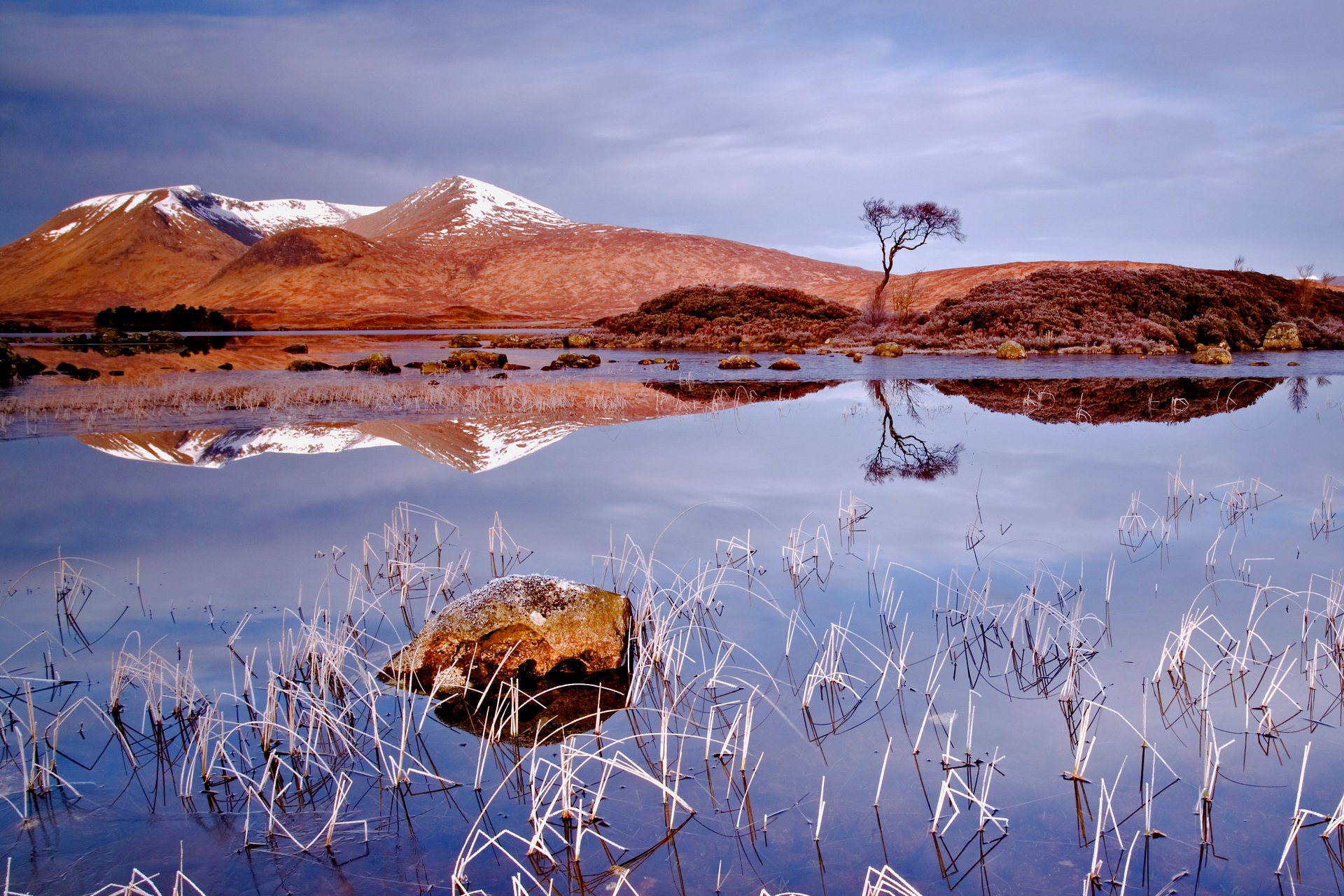 invierno lago cielo montañas colinas árbol reflexión