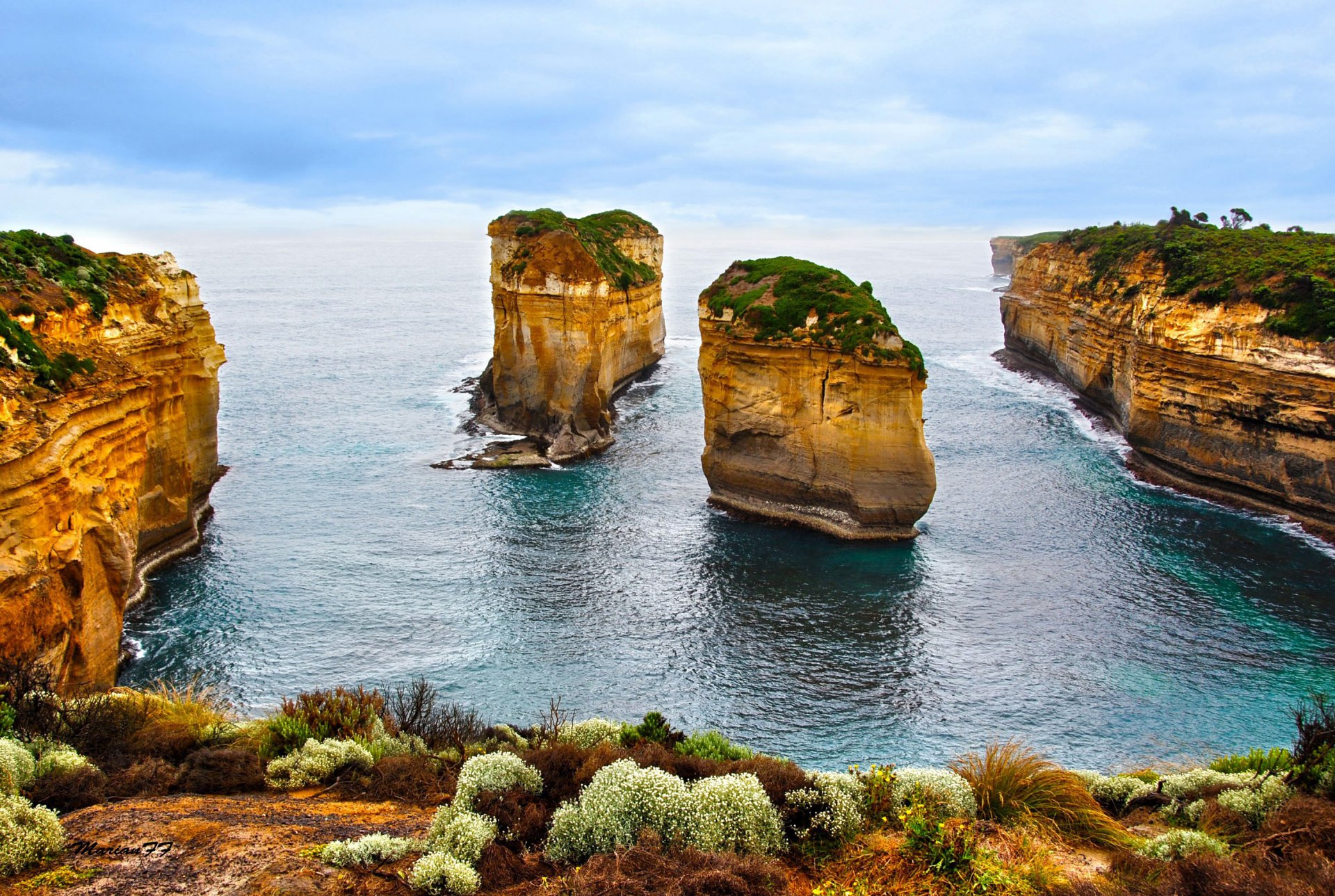 mer océan arbustes côte lagune montagnes roches pente côte falaise ciel nuages