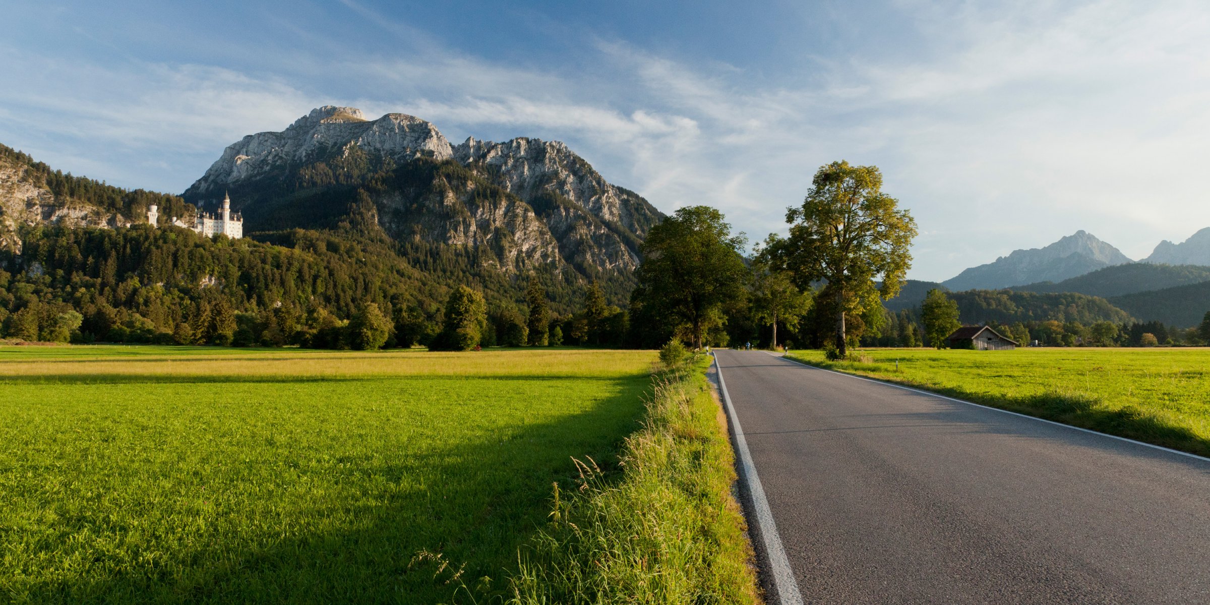 route arbres montagnes château