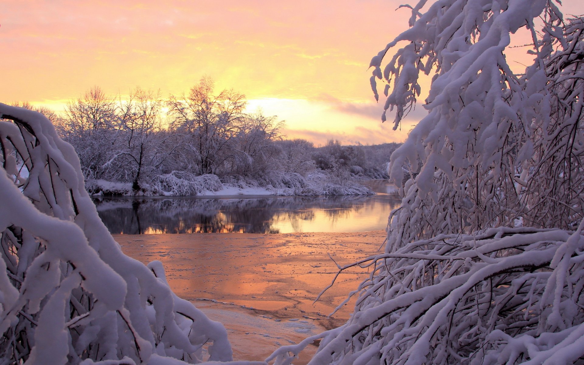 invierno río nieve puesta de sol