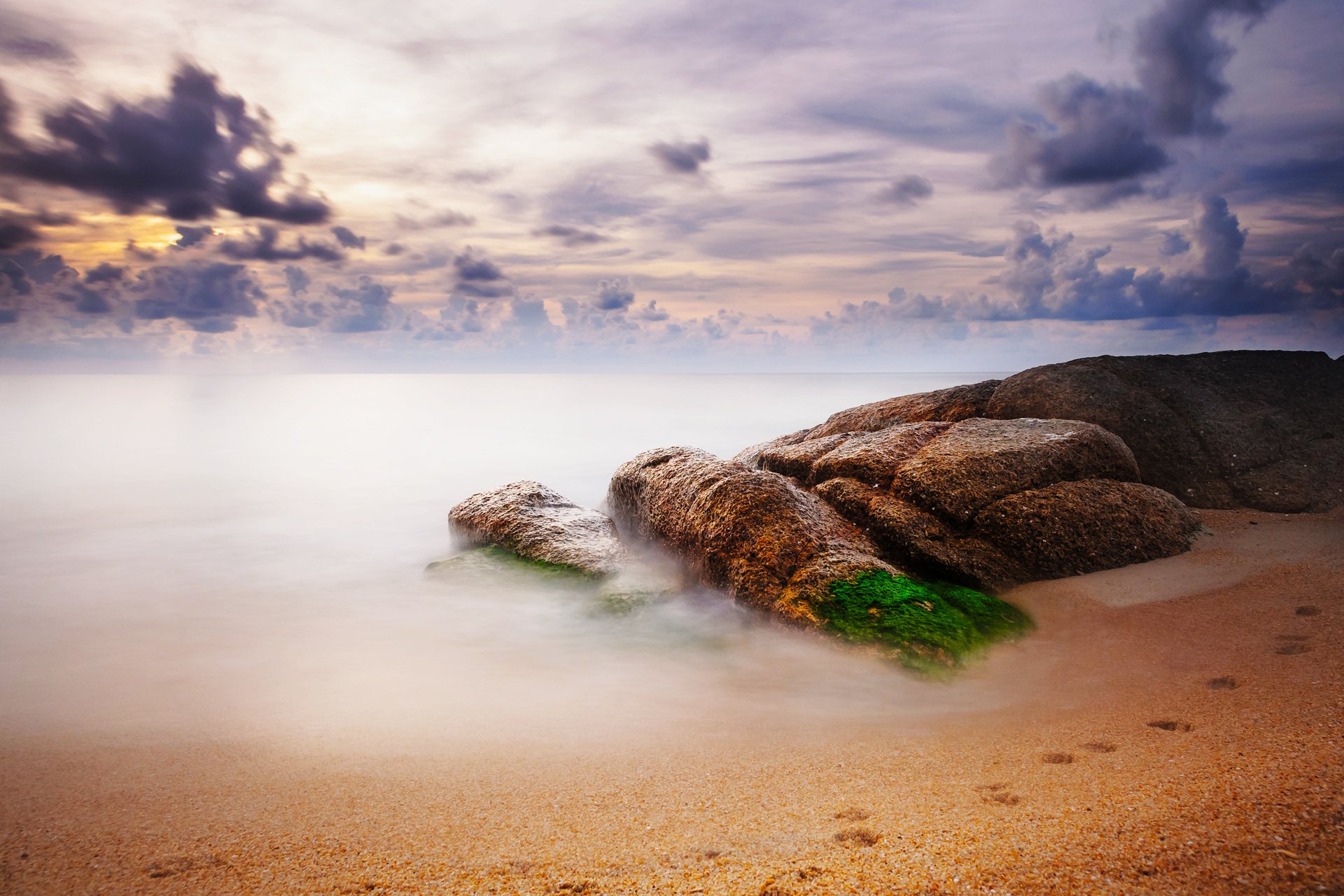 himmel wolken meer strand steine spuren sand